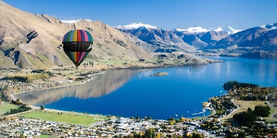 Ballooning Wānaka over lake.